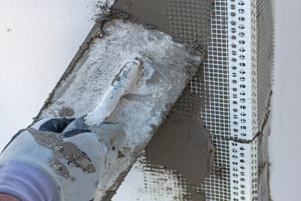 Sanierungsarbeiten an Innenwänden – fachgerechtes Spachteln durch Löwenbau GmbH